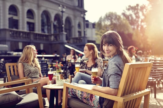 Bier drinken op het terras